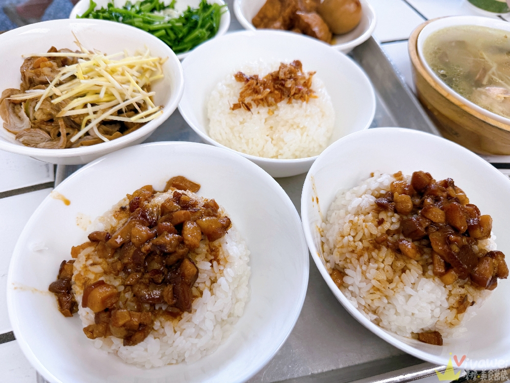 台北東湖美食｜『純發滷肉飯』文青風格小吃店～膠質滿滿的肥肉派滷肉飯&滷大腸必點！