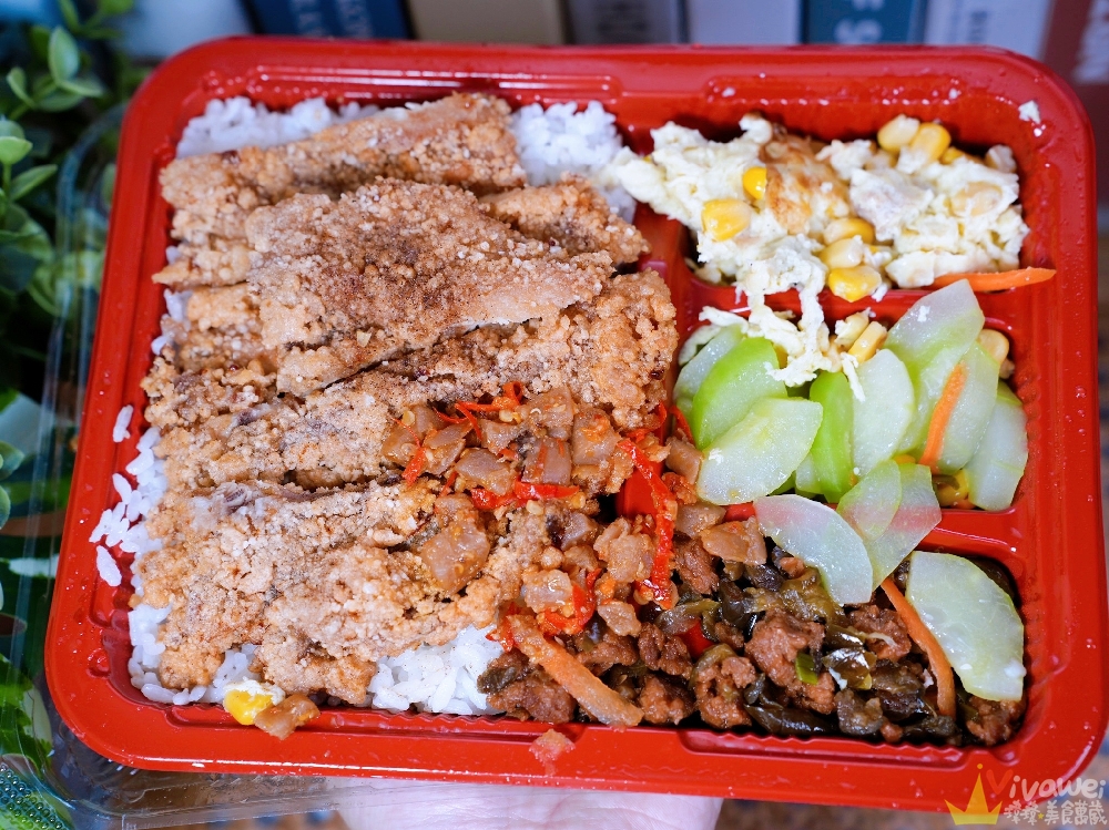 桃園中壢美食｜『一品香飲食店』中原超強排隊便當店！均一價100元！配菜超有誠意~必吃炸雞排便當加辣！