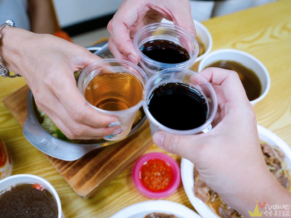 苗栗市美食｜『六小福林記炒羊肉』生意超好～新鮮現炒的羊肉小吃！冷氣開放～飲料免費暢飲～還有兒童遊樂區的舒適小吃店！