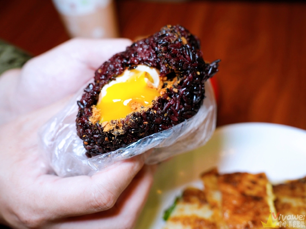 桃園中壢美食｜『布朗奇Brunch早午餐』中壢SOGO海華商圈早餐！主打超厚蛋餅&手作飯糰&老眷村水餃！