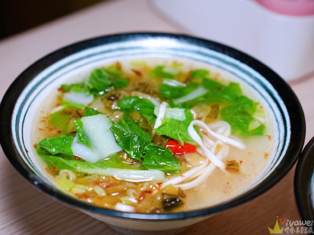 桃園平鎮美食｜『橋頭小吃部』一開店就爆滿！每桌必點現切的滷味小菜～還有各式麵類～晚來就吃不到！