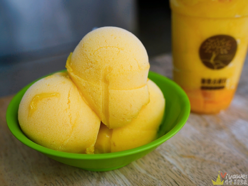 桃園中壢美食｜『榕樹下綿綿冰』中壢老字號冰品專賣！芒翻了！新鮮芒果粒+三倍芒果冰！芒果的最高饗宴！