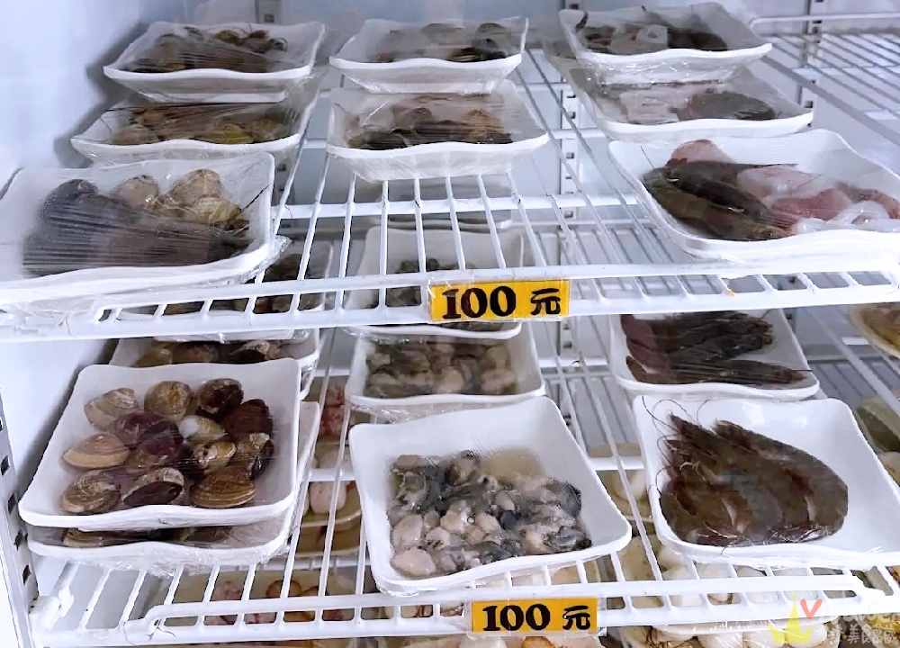 新北金山美食|『福緣火鍋』加油站旁的熱門石頭火鍋!生意超好的排隊店~海鮮什錦麵&熱炒類也是必點! 新北金山美食|『福緣火鍋』加油站旁的熱門石頭火鍋!生意超好的排隊店~海鮮什錦麵&熱炒類也是必點!