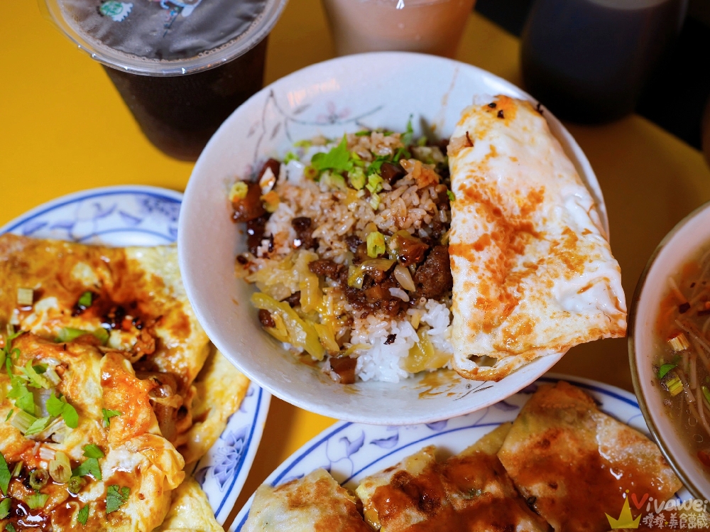 桃園平鎮美食｜『巷仔口早餐』隱藏版的無招牌早餐！招牌手工現桿蛋餅～搭配麵線&滷肉飯等中式早餐！