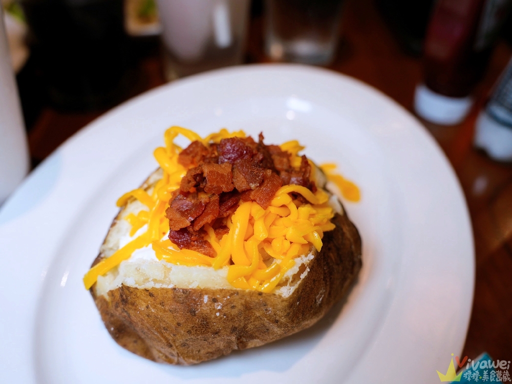 桃園中壢美食｜『Texas Roadhouse 德州鮮切牛排』青埔新光影城/置地廣場xpark二樓！美式排餐專賣店~內用餐包&花生無限吃到飽！