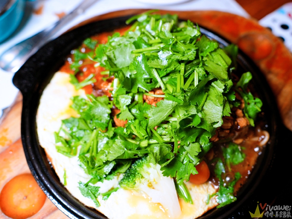 宜蘭五結美食｜『來來牛排』在地老字號排隊餐廳！附設免費停車場！必吃蒜酥牛排+香菜加好加滿！紅茶和酥皮濃湯超加分！