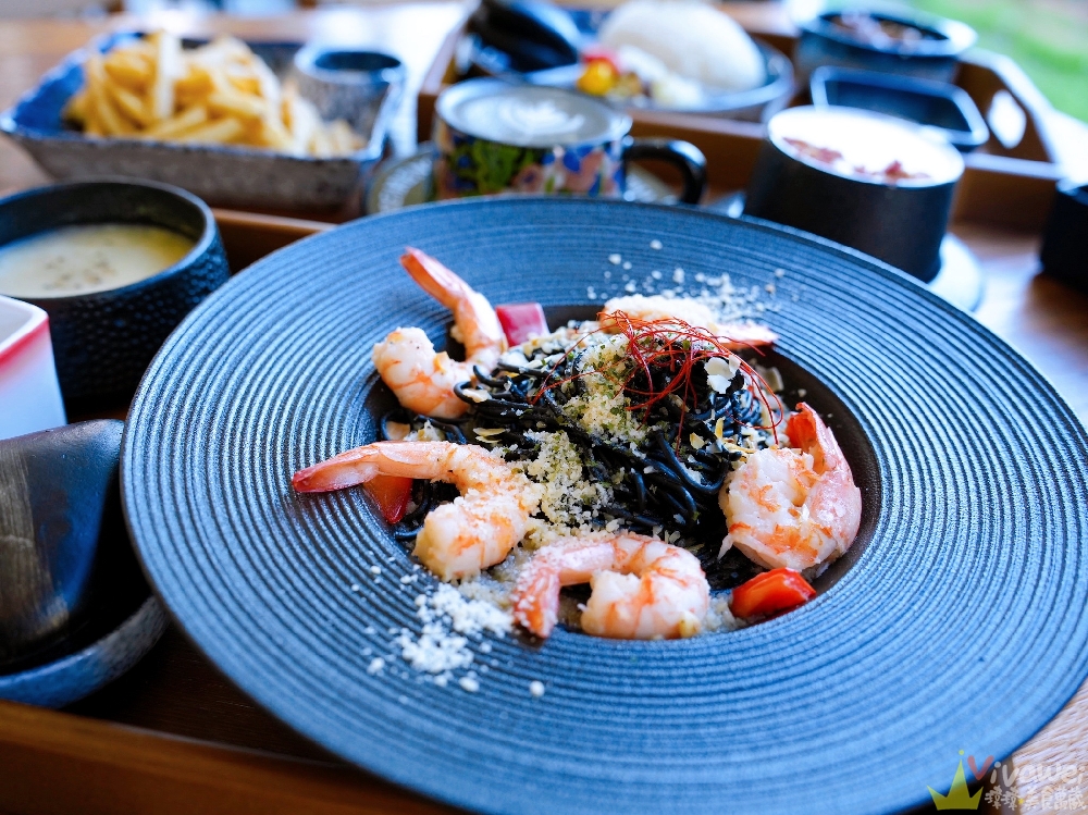 苗栗後龍美食｜『烏色咖啡-高鐵旗艦店』全新開幕！帶有客家元素的黑色質感系餐廳！有正餐料理及後龍店限定的雞蛋糕！