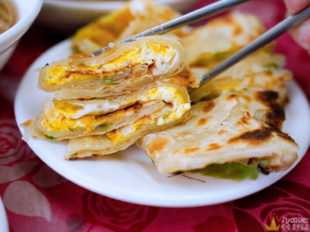 桃園中壢美食｜『三斤大水餃』平價麵食小吃店～點15顆水餃就送酸辣湯～蔥抓餅加蛋也是必吃品項！