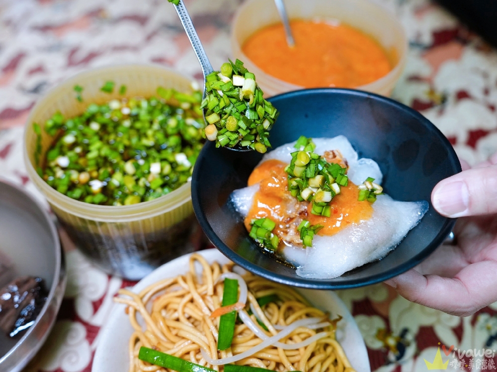 苗栗市美食｜『水上人家』客家美食街老字號小吃！招牌炸鴨血湯、Q彈乾水晶餃與炒麵！