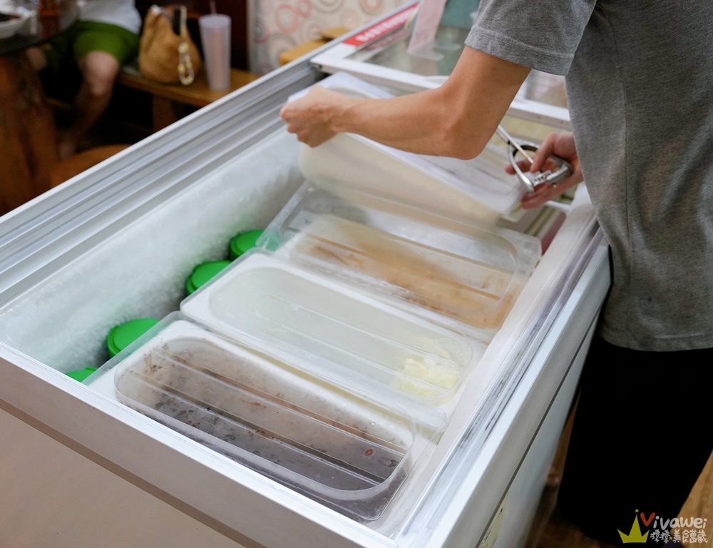 花蓮壽豐美食｜『春虫冰工場』黑糖刨冰搭配三種配料60元~另有多款冰淇淋及冰棒！