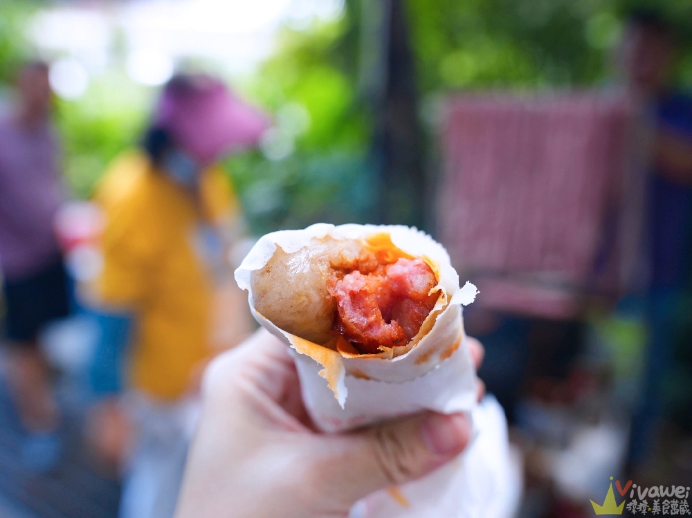宜蘭礁溪美食｜『礁溪香腸伯』好吃又Juicy的現烤香腸&潤餅大腸包小腸！礁溪跑馬古道 五峰旗榕樹下的排隊攤販！