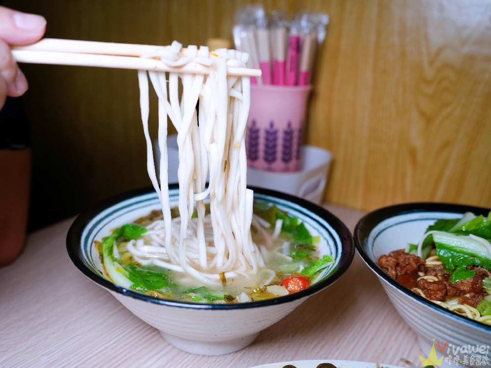 桃園平鎮美食｜『橋頭小吃部』一開店就爆滿！每桌必點現切的滷味小菜～還有各式麵類～晚來就吃不到！