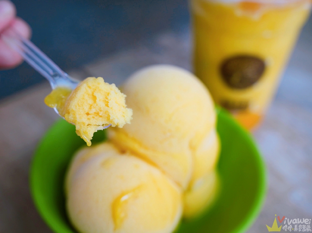 桃園中壢美食｜『榕樹下綿綿冰』中壢老字號冰品專賣！芒翻了！新鮮芒果粒+三倍芒果冰！芒果的最高饗宴！