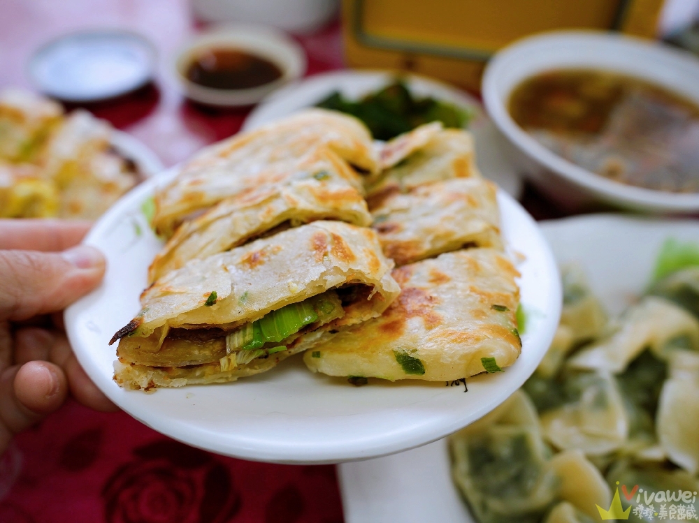 桃園中壢美食｜『三斤大水餃』平價麵食小吃店～點15顆水餃就送酸辣湯～蔥抓餅加蛋也是必吃品項！