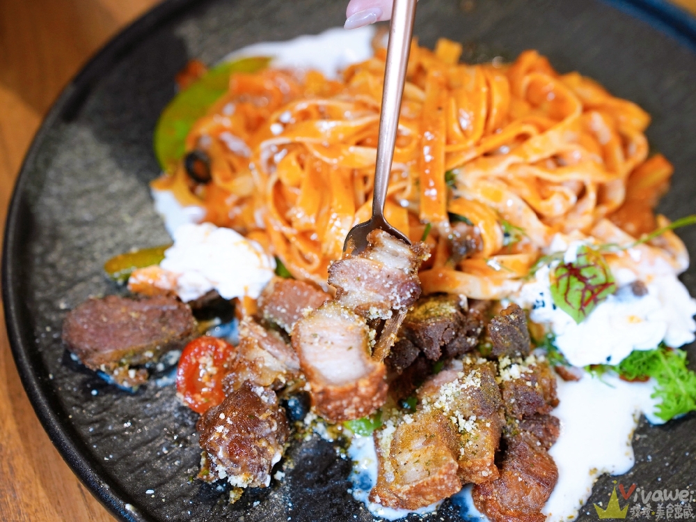 桃園中壢美食｜『旿野曜初Café Brunch』質感系咖啡廳~好吃的韓國辣雞奶油麵&巧克力巴斯克蛋糕~很適合聚餐~約會~拍美照！