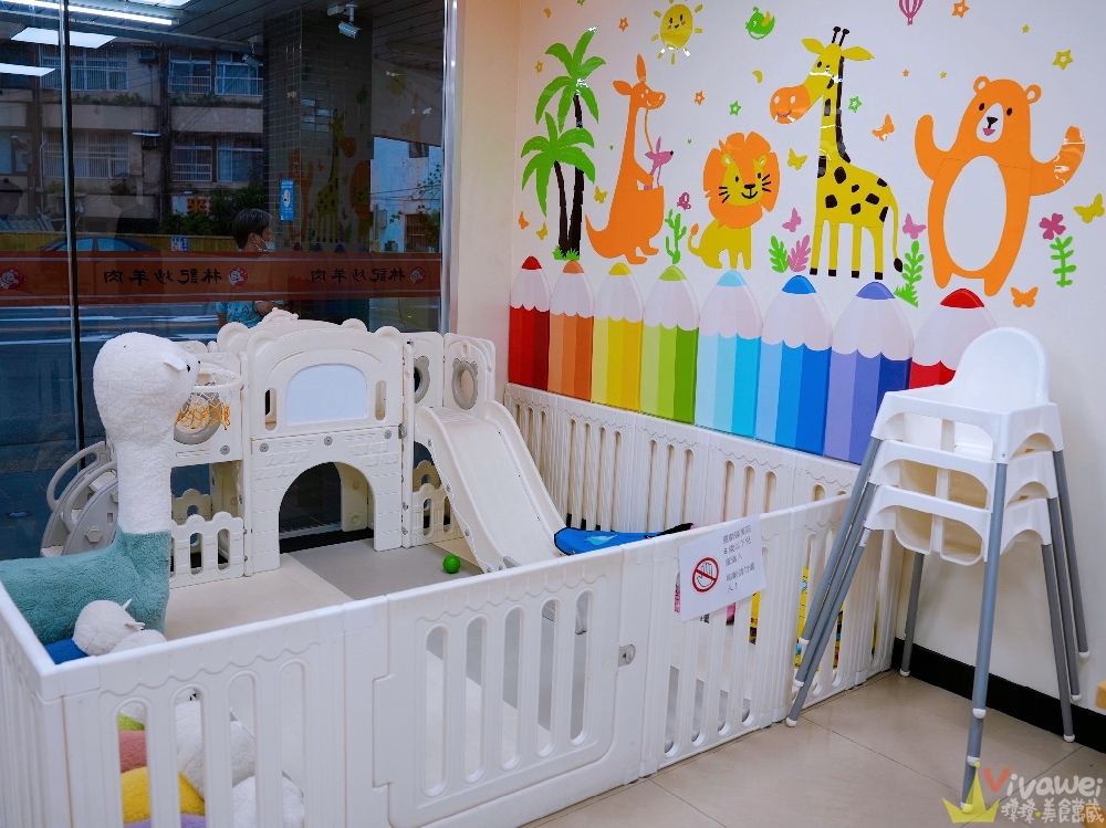 苗栗市美食｜『六小福林記炒羊肉』生意超好～新鮮現炒的羊肉小吃！冷氣開放～飲料免費暢飲～還有兒童遊樂區的舒適小吃店！