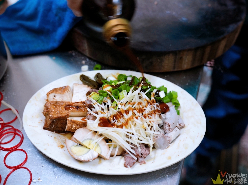 桃園平鎮美食｜『橋頭小吃部』一開店就爆滿！每桌必點現切的滷味小菜～還有各式麵類～晚來就吃不到！