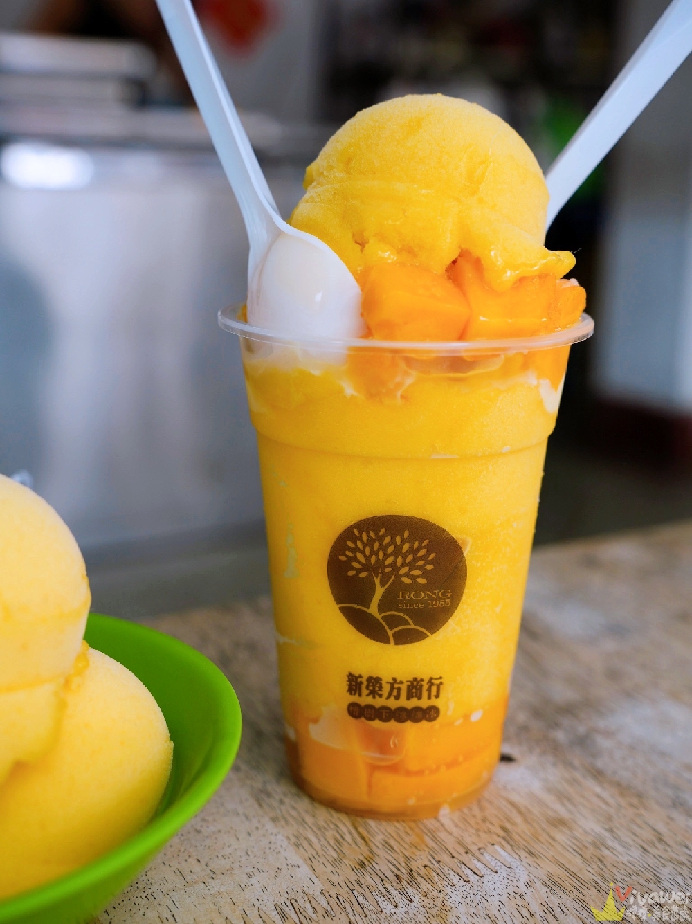 桃園中壢美食｜『榕樹下綿綿冰』中壢老字號冰品專賣！芒翻了！新鮮芒果粒+三倍芒果冰！芒果的最高饗宴！