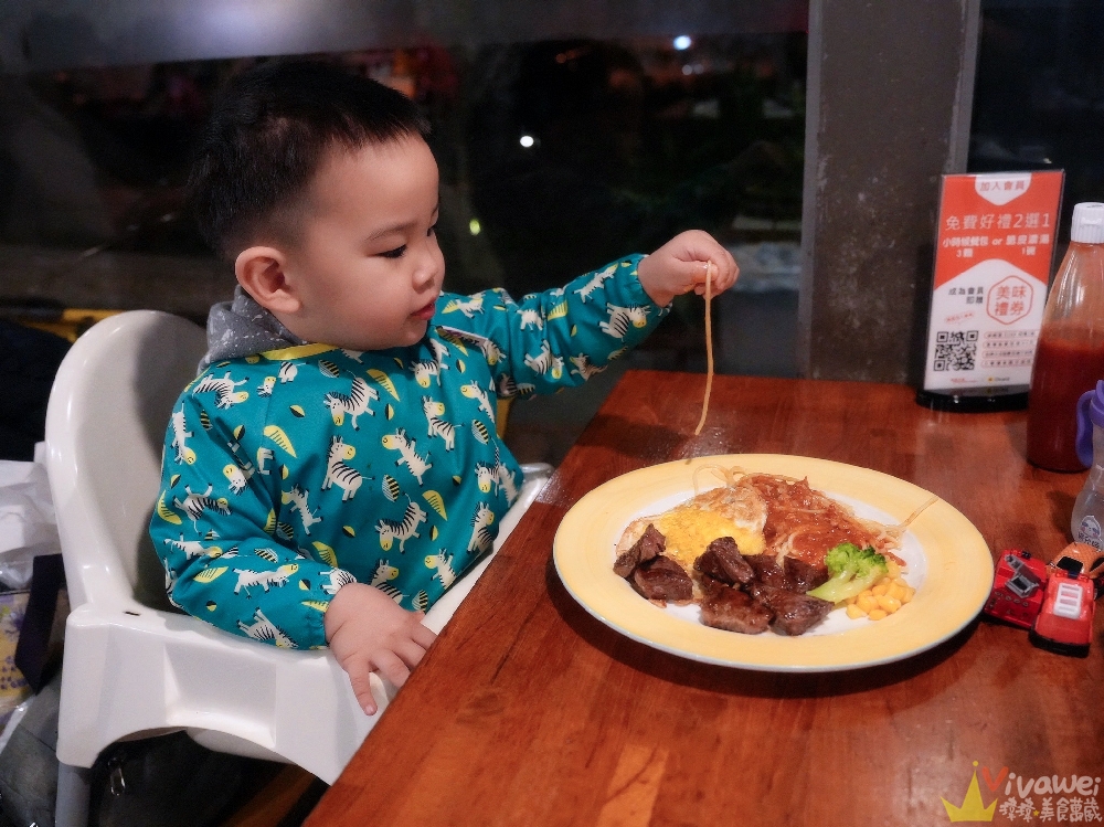 宜蘭五結美食｜『來來牛排』在地老字號排隊餐廳！附設免費停車場！必吃蒜酥牛排+香菜加好加滿！紅茶和酥皮濃湯超加分！