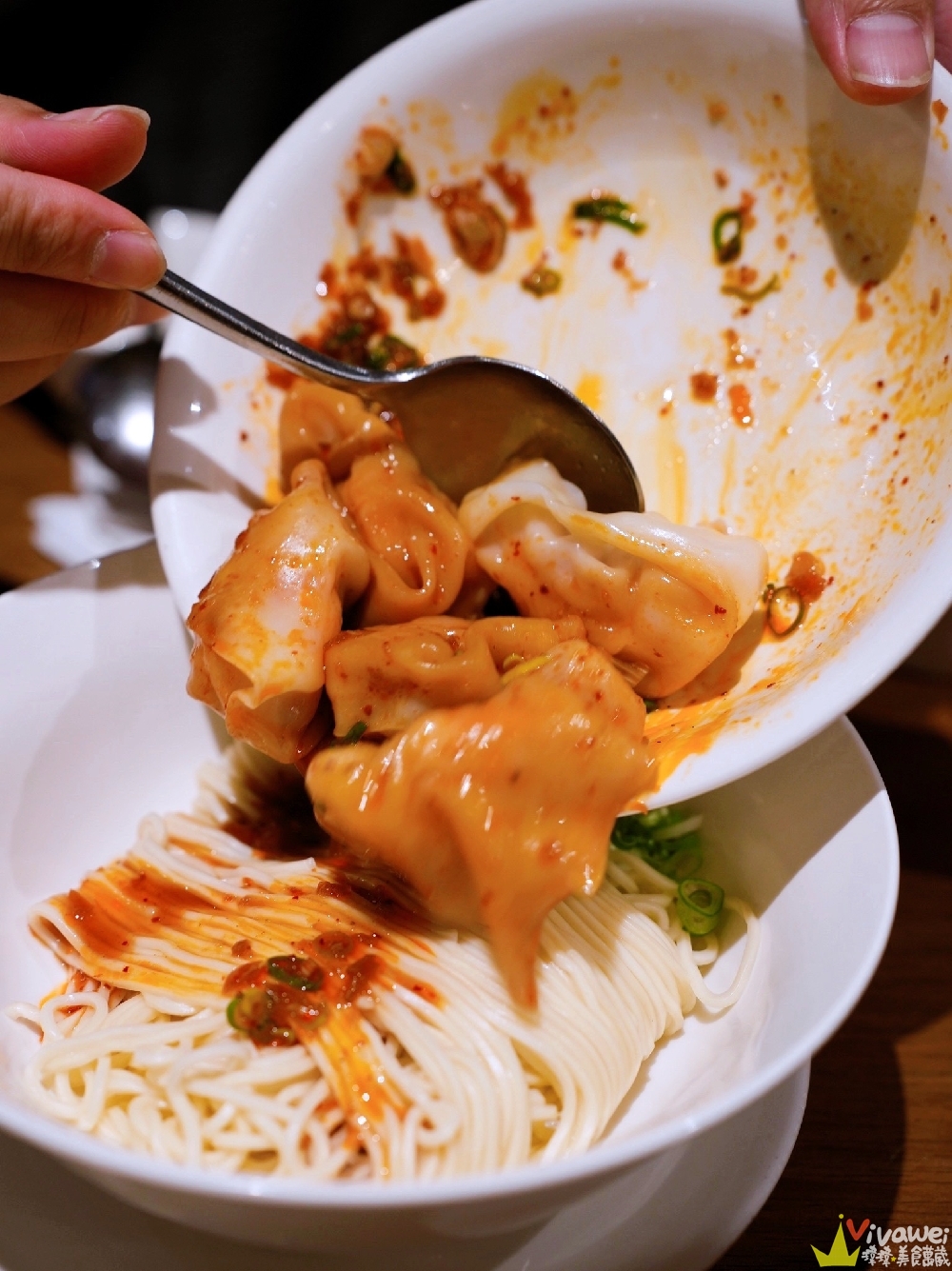 台北信義美食｜『鼎泰豐-台北101店』台北101最夯排隊店！觀光客必朝聖的小籠包名店！隱藏版吃法大公開！