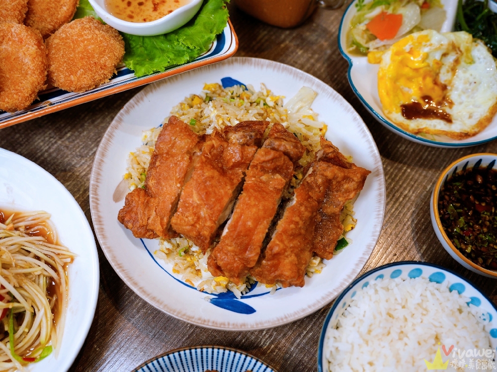桃園中壢美食｜『壹食貳香』內壢專賣中式與泰式的美味小餐館！必吃雞腿炒飯&金錢蝦餅！