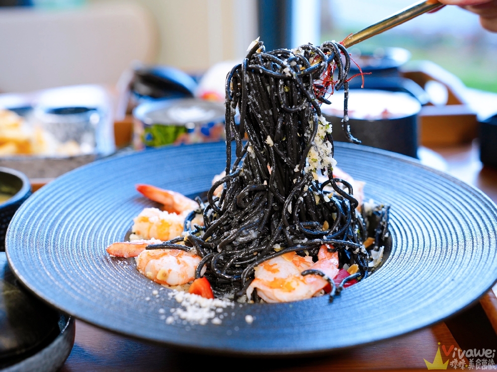 苗栗後龍美食｜『烏色咖啡-高鐵旗艦店』全新開幕！帶有客家元素的黑色質感系餐廳！有正餐料理及後龍店限定的雞蛋糕！