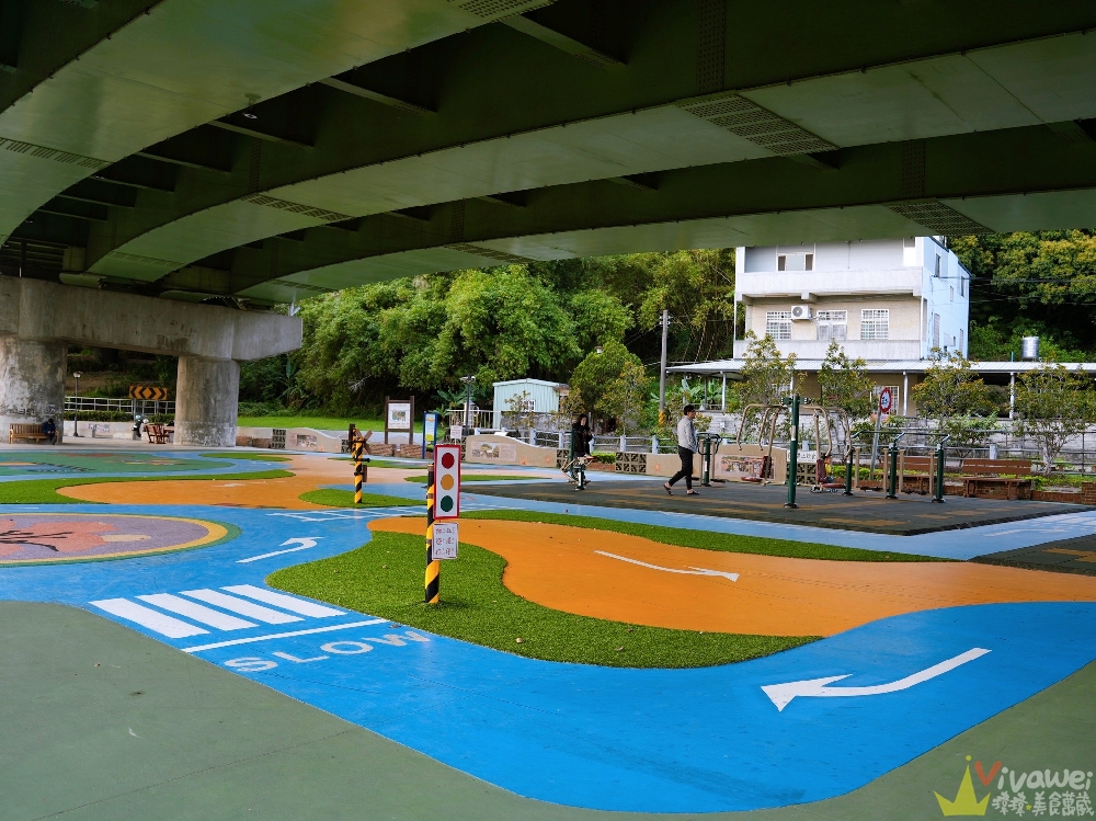 苗栗頭份親子景點｜『頭份滑步車公園』橋下不怕下雨！滑步車賽道+太空遊戲場～免費放電公園完整開箱