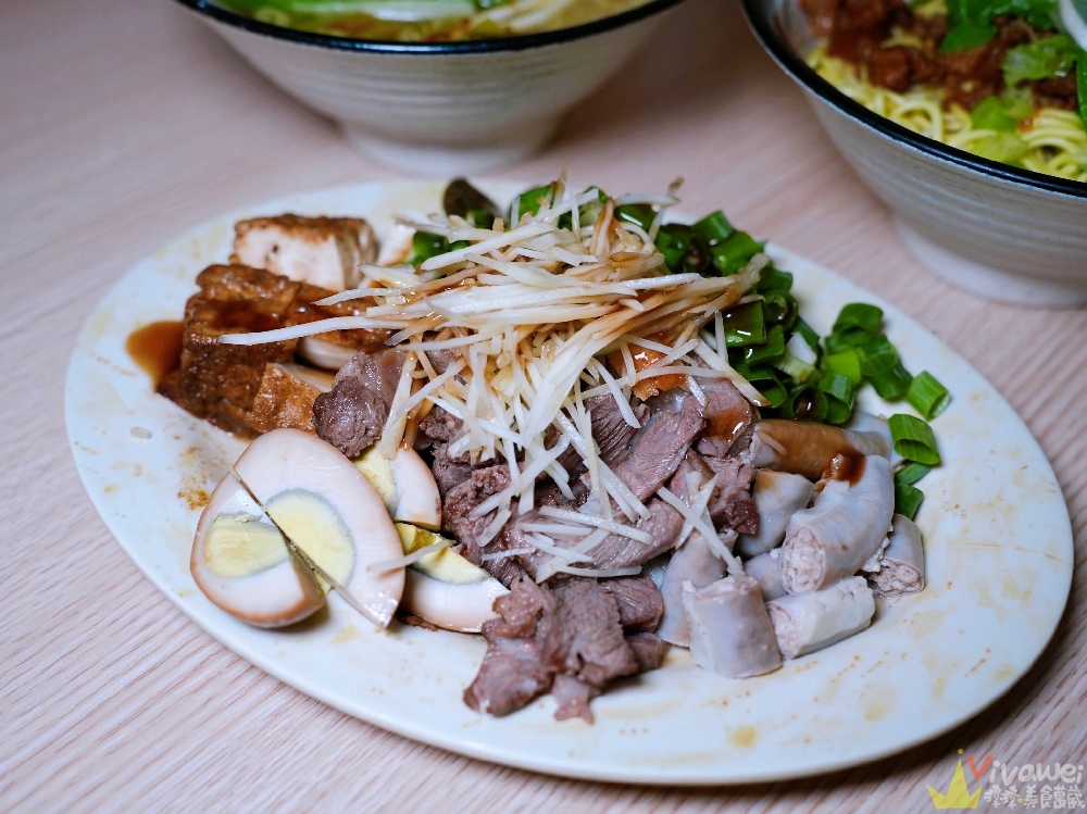 桃園平鎮美食｜『橋頭小吃部』一開店就爆滿！每桌必點現切的滷味小菜～還有各式麵類～晚來就吃不到！