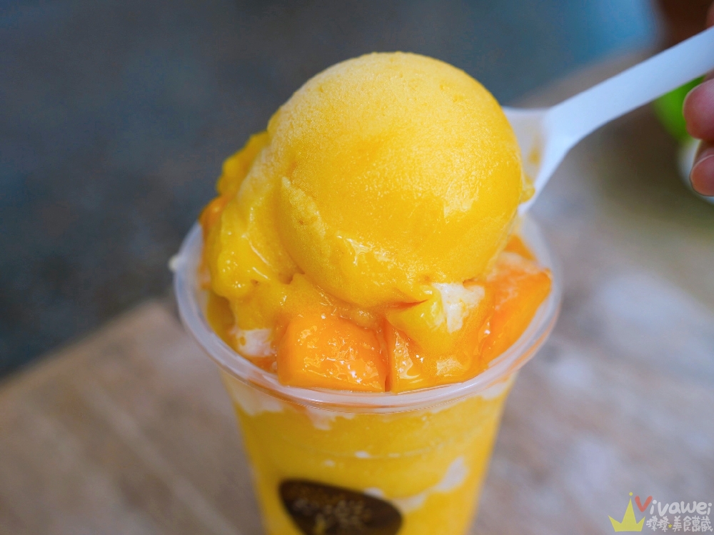 桃園中壢美食｜『榕樹下綿綿冰』中壢老字號冰品專賣！芒翻了！新鮮芒果粒+三倍芒果冰！芒果的最高饗宴！