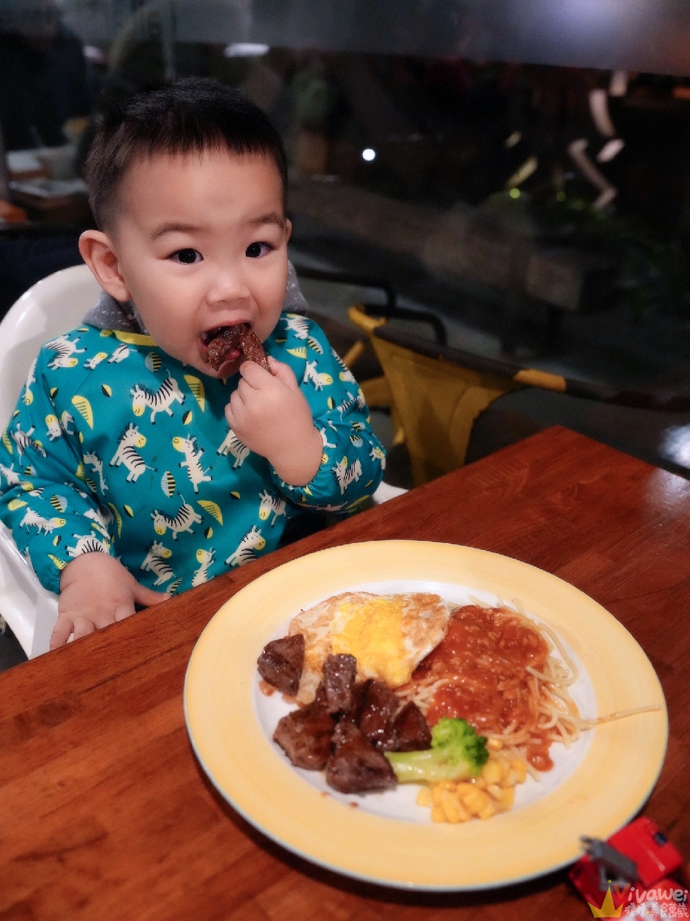 宜蘭五結美食｜『來來牛排』在地老字號排隊餐廳！附設免費停車場！必吃蒜酥牛排+香菜加好加滿！紅茶和酥皮濃湯超加分！