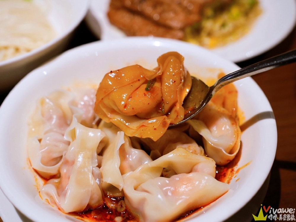 台北信義美食｜『鼎泰豐-台北101店』台北101最夯排隊店！觀光客必朝聖的小籠包名店！隱藏版吃法大公開！