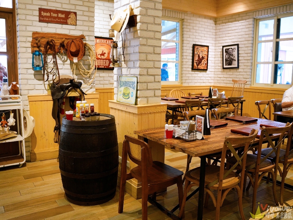 新北三芝美食｜『牛仔莊園』親子餐廳推薦！必吃牧馬人莊園牛排！草原白馬+美式鄉村風超好拍！