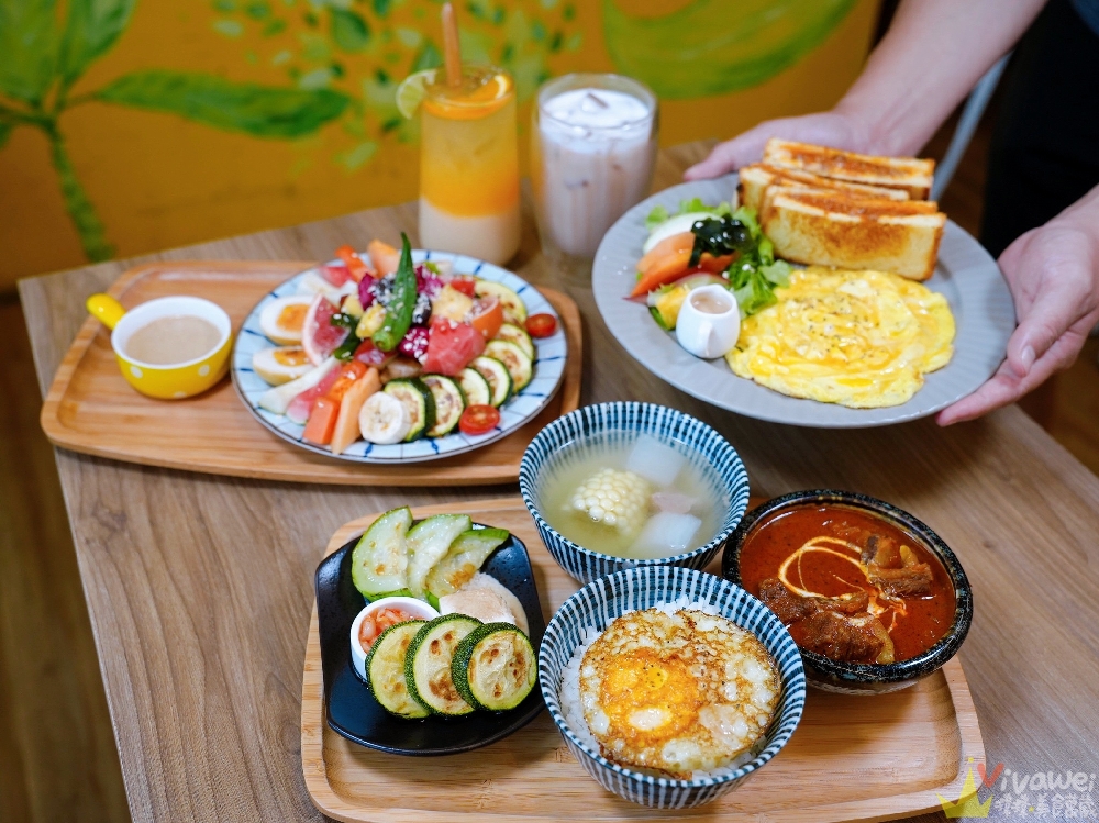 台中市美食｜『阿飛Brunch』台中火車站人氣早午餐！必點肉醬乳酪熱壓吐司&香料熟成咖哩牛～森林系空間超療癒！