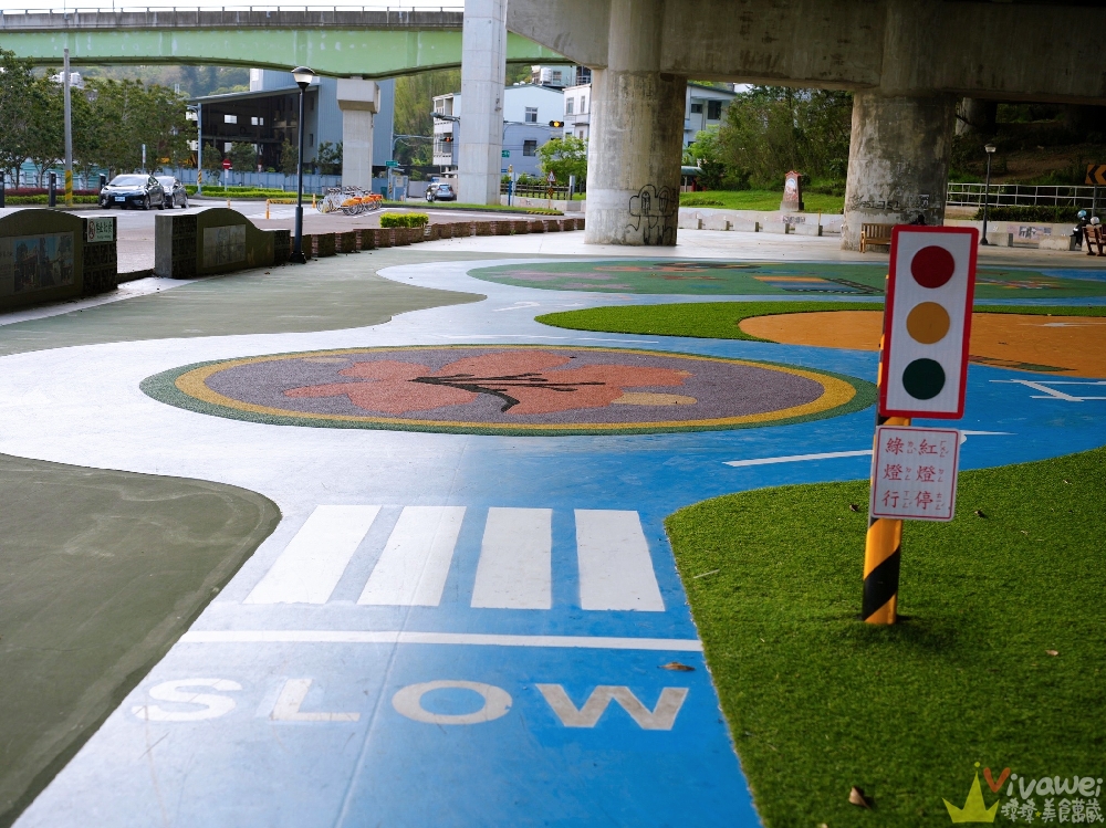 苗栗頭份親子景點｜『頭份滑步車公園』橋下不怕下雨！滑步車賽道+太空遊戲場～免費放電公園完整開箱