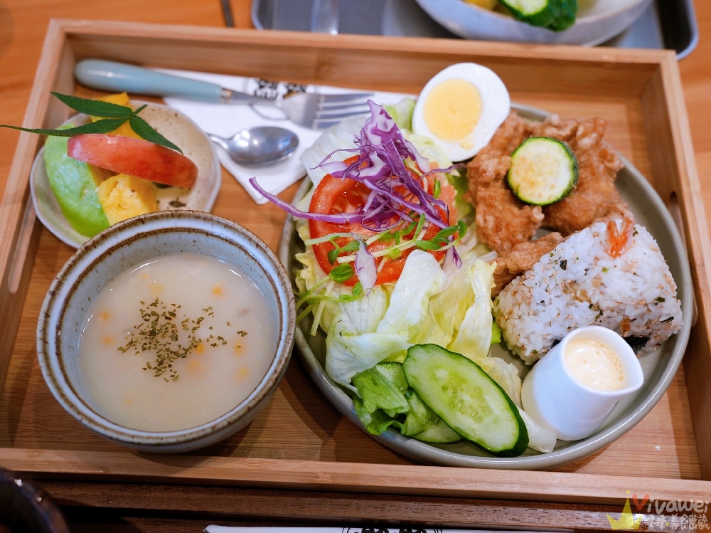 宜蘭三星美食｜『露露咖啡Lulü Coffee』免費停車、人氣炸雞飯糰套餐、甜點下午茶一次滿足！