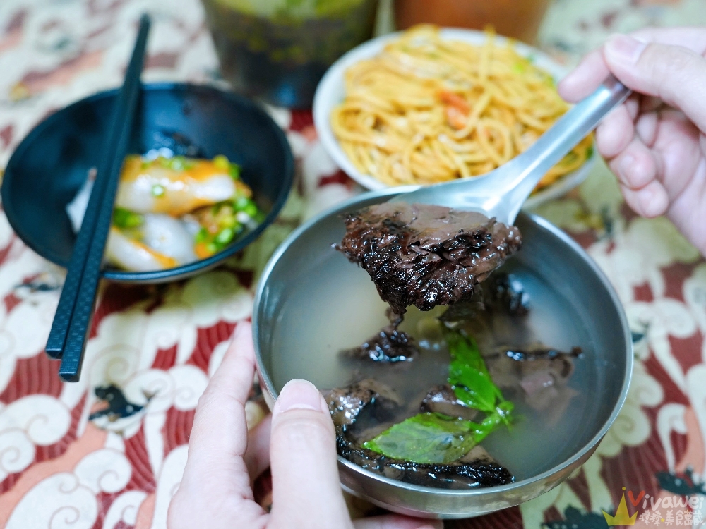 苗栗市美食｜『水上人家』客家美食街老字號小吃！招牌炸鴨血湯、Q彈乾水晶餃與炒麵！