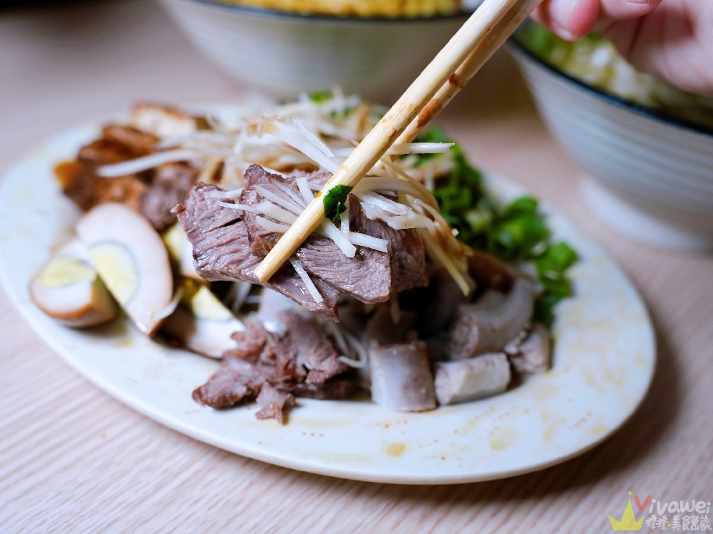 桃園平鎮美食｜『橋頭小吃部』一開店就爆滿！每桌必點現切的滷味小菜～還有各式麵類～晚來就吃不到！