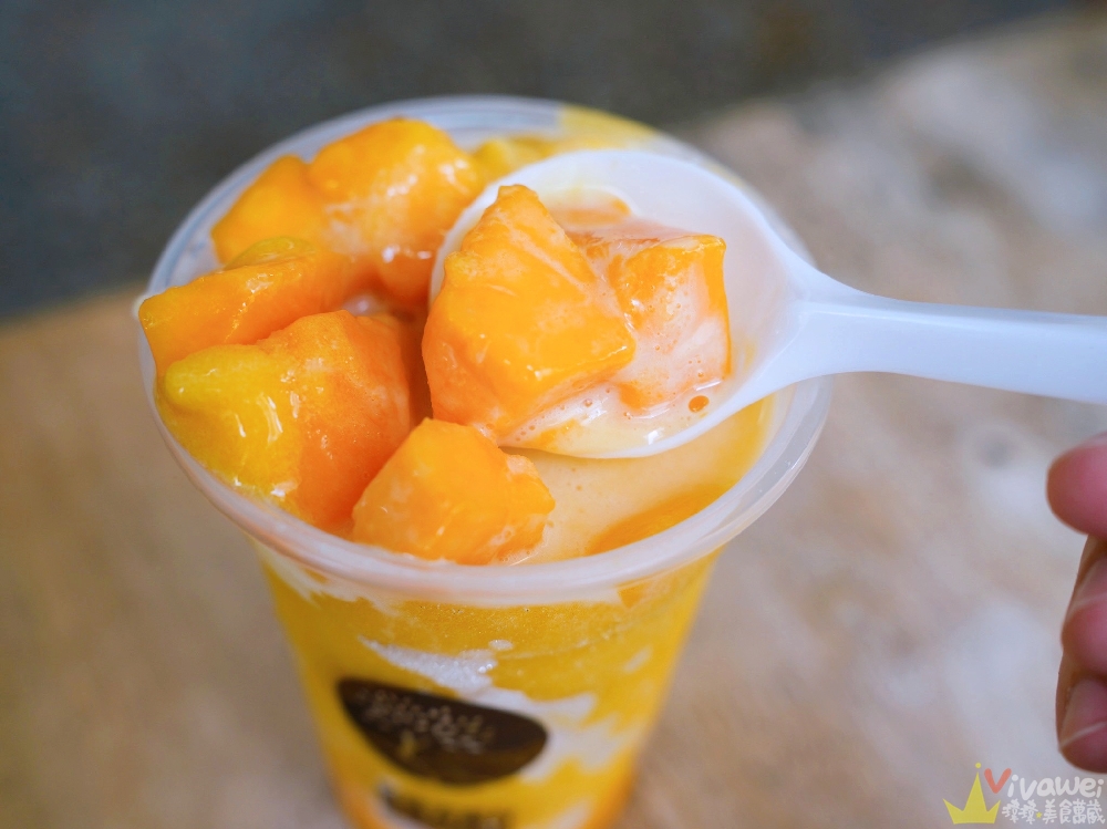 桃園中壢美食｜『榕樹下綿綿冰』中壢老字號冰品專賣！芒翻了！新鮮芒果粒+三倍芒果冰！芒果的最高饗宴！