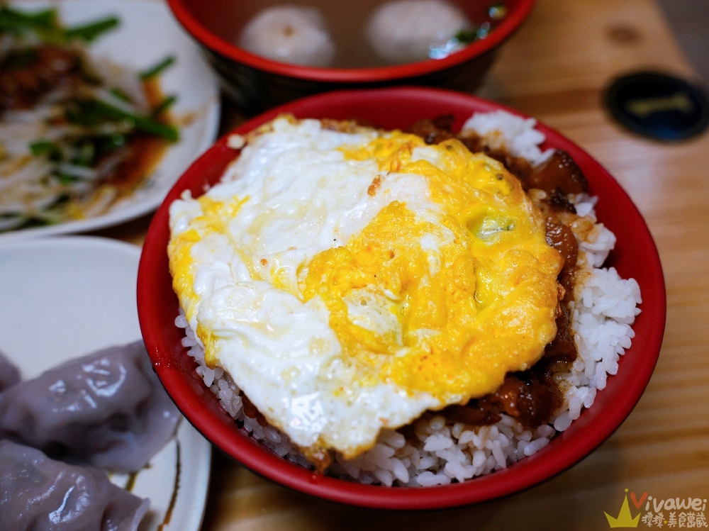 桃園中壢美食｜『餃餃好喫-深夜食堂』營業至凌晨兩點的深夜食堂！必吃膠質滿滿的滷肉飯&金黃酥脆的煎餃！