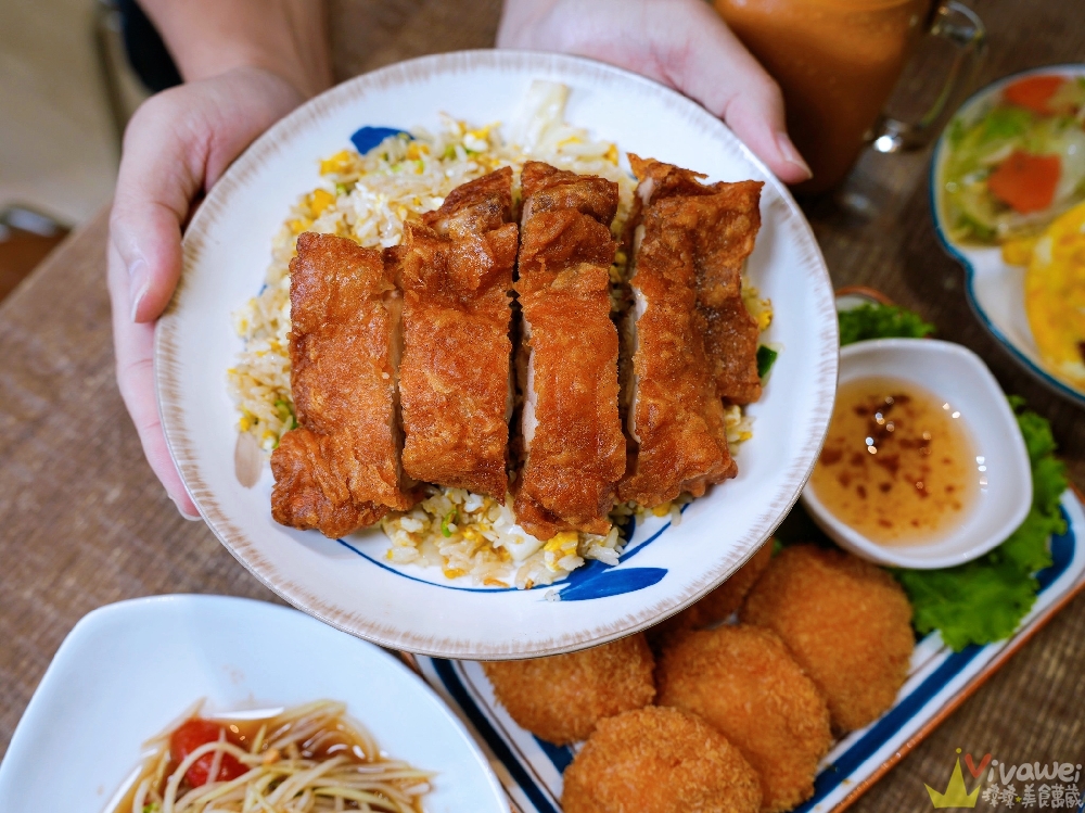 桃園中壢美食｜『壹食貳香』內壢專賣中式與泰式的美味小餐館！必吃雞腿炒飯&金錢蝦餅！