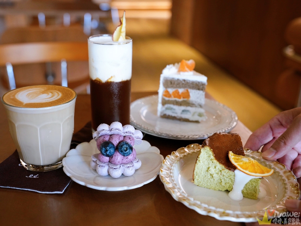 苗栗市美食｜『LI CAFE』近苗栗車站的質感系甜點咖啡店！必吃焙茶水果戚風&藍莓乳酪馬卡龍&奶蓋烏龍巴斯克！