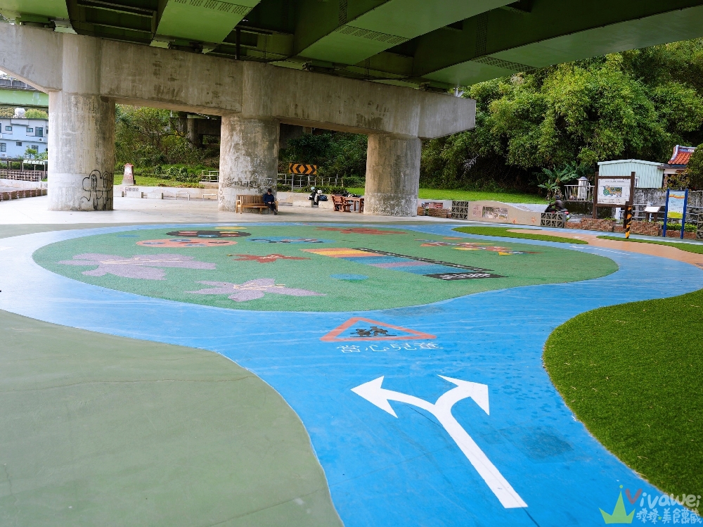 苗栗頭份親子景點｜『頭份滑步車公園』橋下不怕下雨！滑步車賽道+太空遊戲場～免費放電公園完整開箱