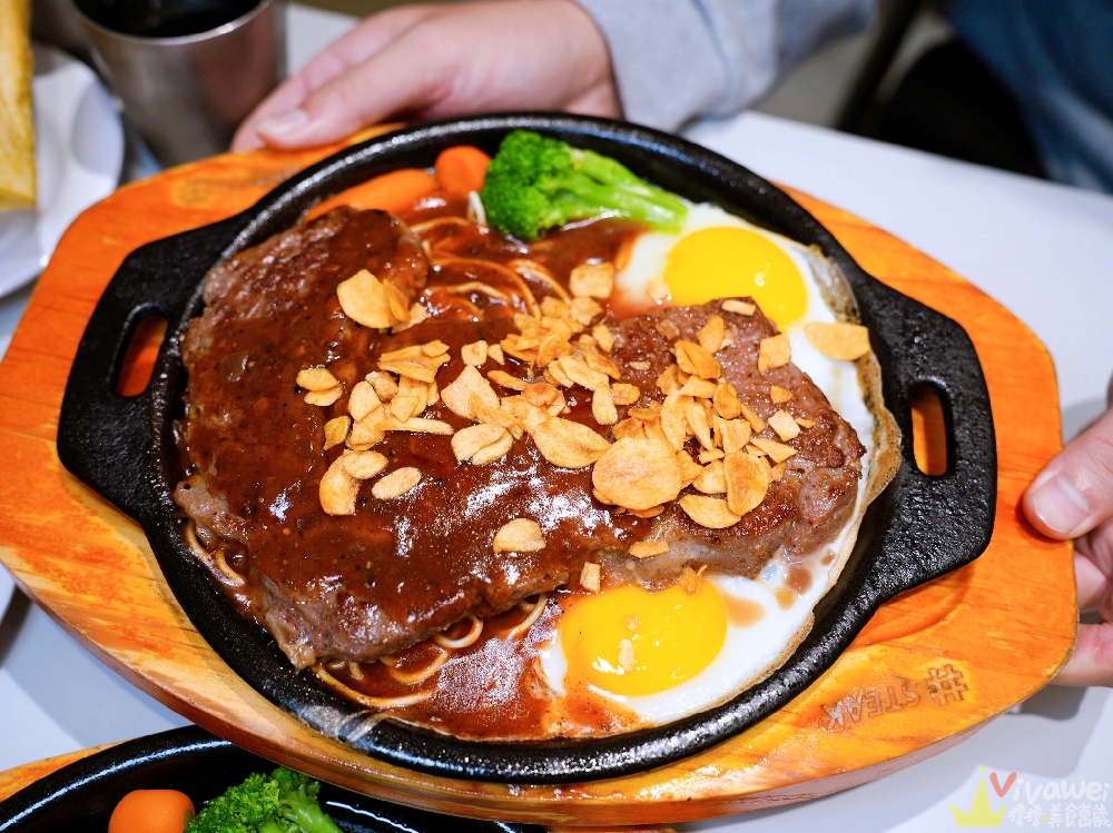 桃園中壢美食｜『#STEAK』中壢SOGO附近的平價牛排館！脆皮雞腿排+厚切沙朗牛排～必加黃金蒜片～咖哩飯,玉米濃湯,飲料,霜淇淋吃到飽！