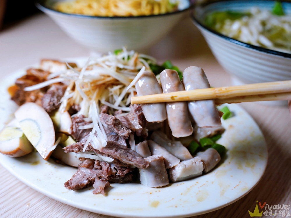 桃園平鎮美食｜『橋頭小吃部』一開店就爆滿！每桌必點現切的滷味小菜～還有各式麵類～晚來就吃不到！