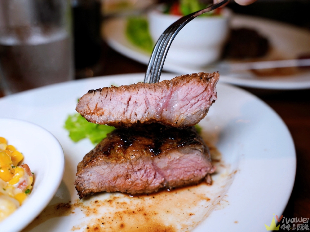 桃園中壢美食｜『Texas Roadhouse 德州鮮切牛排』青埔新光影城/置地廣場xpark二樓！美式排餐專賣店~內用餐包&花生無限吃到飽！