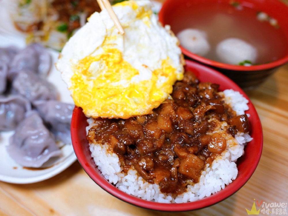 桃園中壢美食｜『餃餃好喫-深夜食堂』營業至凌晨兩點的深夜食堂！必吃膠質滿滿的滷肉飯&金黃酥脆的煎餃！