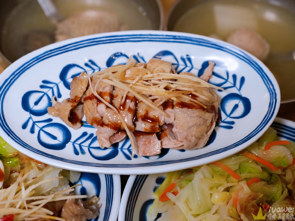 台北信義美食｜『富春雞肉』吳興街排隊熱門小吃！必吃高CP值雞腿飯～雙倍肉量更滿足！