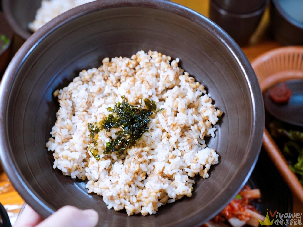 韓國釜山美食｜『옥이보리밥』在地隱藏版的大麥蔬菜拌飯~搭配現煎黃魚和海鮮煎餅~超澎湃的在地韓食餐廳！