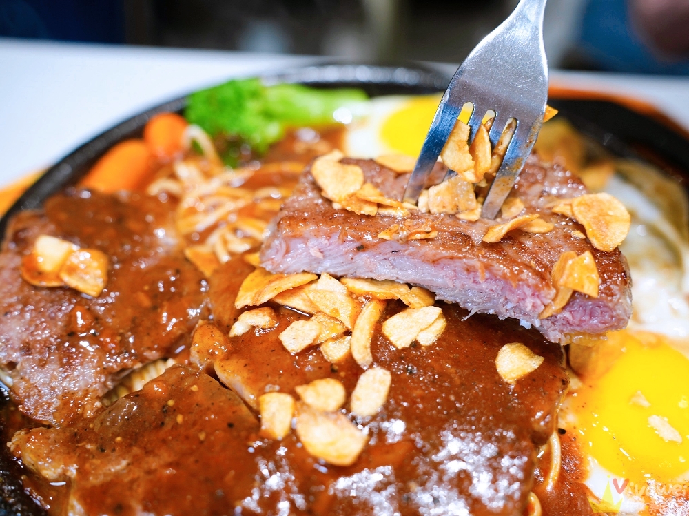 桃園中壢美食|『#STEAK』中壢SOGO附近的平價牛排館!脆皮雞腿排+厚切沙朗牛排~必加黃金蒜片~咖哩飯,玉米濃湯,飲料,霜淇淋吃到飽! 桃園中壢美食|『#STEAK』中壢SOGO附近的平價牛排館!脆皮雞腿排+厚切沙朗牛排~必加黃金蒜片~咖哩飯,玉米濃湯,飲料,霜淇淋吃到飽!