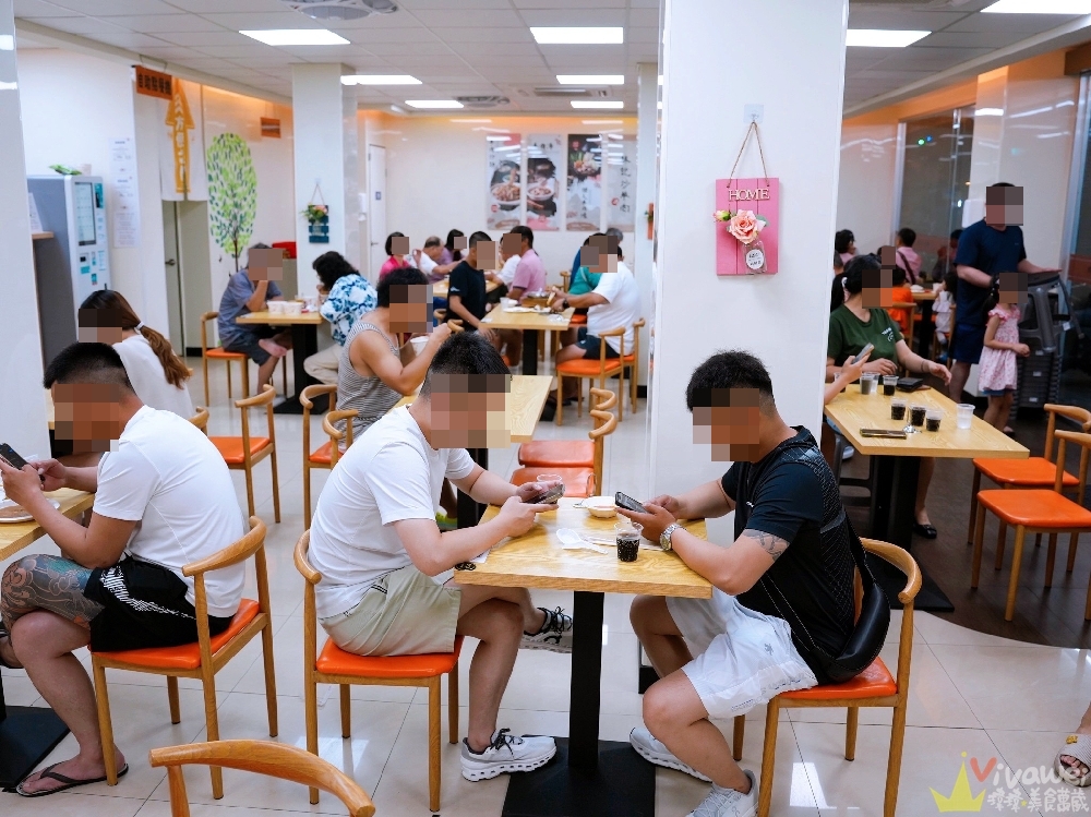 苗栗市美食｜『六小福林記炒羊肉』生意超好～新鮮現炒的羊肉小吃！冷氣開放～飲料免費暢飲～還有兒童遊樂區的舒適小吃店！